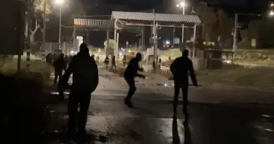 مستوطنون يهاجمون مركبات فلسطينيين شمال شرق رام الله ويشعلون أزمة أمنية