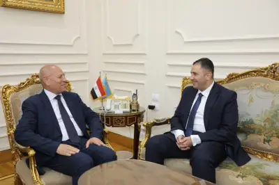 محافظ القاهرة يمنح حسام الدين فوزي درع المحافظة تقديراً لجهوده المتميزة