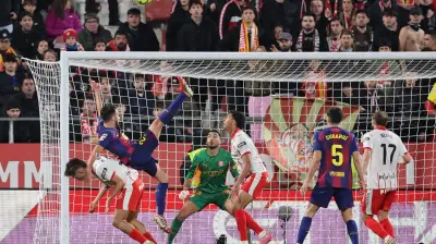 جيرونا يهزم برشلونة في ديربي كاتالونيا ويسقطه من صدارة الليجا