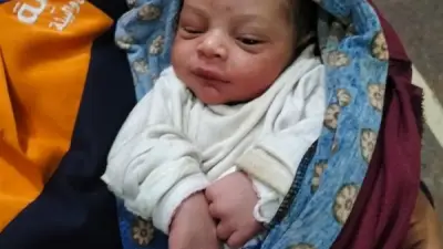 العثور على رضيع متروك أمام بوابة مدرسة في قرية بالعدوة بالمنيا يثير التعاطف