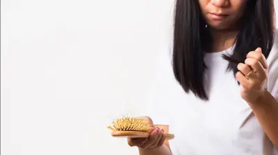 تساقط الشعر المفاجئ في الشتاء: الأسباب والحلول العملية للتعامل مع هذه الظاهرة الموسمية