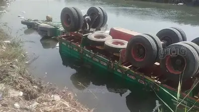 استدعاء مهندسي بيارة صرف صحي بعد سقوط ميكروباص بركابه في حفرة عميقة بالزاوية الحمراء