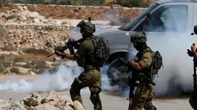 اقتحام مكثف لبلدة بيت أمر: آليات عسكرية وقنابل غاز سام وتهديد بهدم منزل شهيد