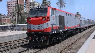 انتظام حركة القطارات في بني سويف بعد إعادة عربة بضائع خرجت عن القضبان