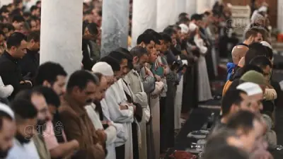 مئات المصلين يؤدون أول صلاة تراويح في مسجد عمرو بن العاص وسط أجواء روحانية