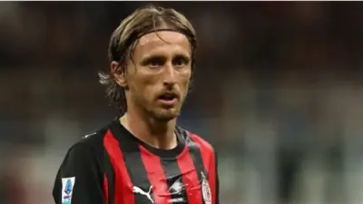 أليجري يُقنع مودريتش بتجديد عقده مع ميلان.. والعلاقة بينهما كلمة السر