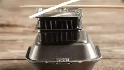 تحذير صحي خطير: العبوات البلاستيكية السوداء في توصيل الطعام قد تحتوي على سموم قاتلة