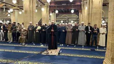 آلاف المصلين يحيون الليلة الثالثة من رمضان بالجامع الأزهر في مشهد مهيب