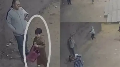 لحظة خروج الطفل محمد ووالده من المسجد قبل الاعتداء المسلح بالقناطر الخيرية