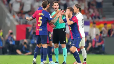 الكشف عن حكم كلاسيكو الهلال والاتحاد: الإسباني دي بيرجوس يقود المباراة وسط جدل سابق