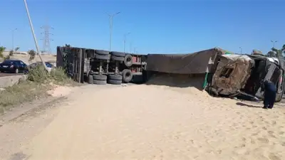 حادث مروع في الإسكندرية: انقلاب سيارتي نقل ثقيل وإصابة سائق بكسور