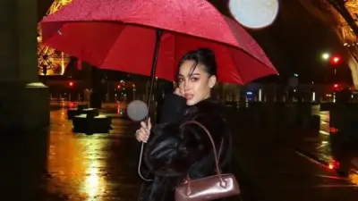 بسمة بوسيل تتألق أمام برج إيفل بإطلالة شتوية رومانسية في باريس