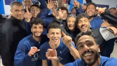 كهربا يحتفل مع زملائه بصعود إنبي لنصف نهائي كأس مصر بعد فوز تاريخي