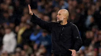 سخرية سماوية: مانشستر سيتي يحتفل بخمسة انتصارات متتالية ويستهدف تحدي شعر مشجع يونايتد