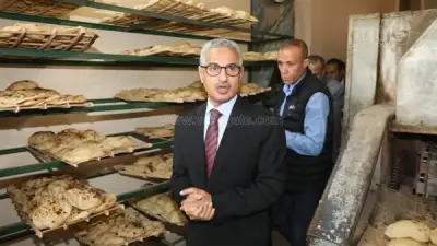 محافظ بني سويف يغير خط سيره فجأة لتفقد المخابز ويرصد مخالفات في الأوزان والاشتراطات الصحية