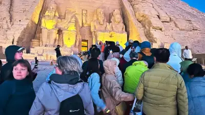 تعامد الشمس على وجه رمسيس الثاني يجذب آلاف السائحين في أسوان