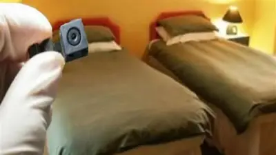 كيف تكتشف كاميرات التجسس المخفية في غرف الفنادق والمحلات؟ خطوات عملية