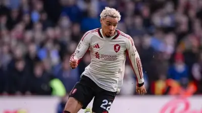 ليفربول ينتزع فوزاً ثميناً من نوتينجهام فورست في الدوري الإنجليزي بفضل هدف متأخر