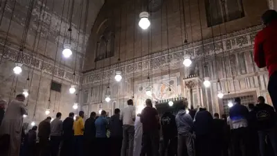 الشيخ خالد عطية يصدح بالقرآن في مسجد السلطان حسن خلال صلاة التراويح في رمضان