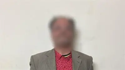 مرشد سياحي يرسم على هرم بسقارة.. والأمن يكشف تفاصيل الواقعة وضبطه