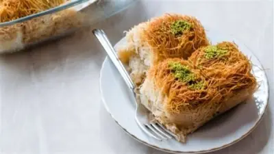 تفسير رؤيا الكنافة في المنام: دلالات انتهاء العداوة والأخبار السارة