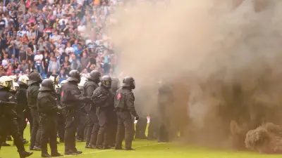 إصابات خطيرة وفوضى جماهيرية في ملعب كرة قدم: مشاهد مؤسفة تثير الجدل