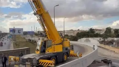 انقلاب سيارة بكوبري مول مصر يدفع مرور الجيزة لفتح الطريق بعد رفع الحادث