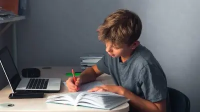 ضعف التركيز أثناء المذاكرة في رمضان: شكوى متكررة وحلول عملية لتحسين الأداء الدراسي