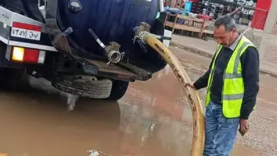 الجيزة تتصدى لمياه الأمطار: انتشار معدات شفط المياه لاستعادة السيولة المرورية