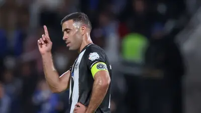 خلاف حاد بين حمد الله وزكري في مباراة الشباب والرياض يثير الجدل