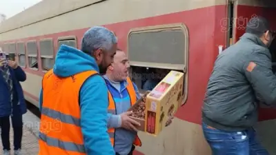 للعام الرابع.. شباب المنوفية يواصلون توزيع إفطار رمضان على ركاب القطارات