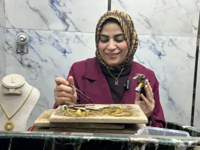 إيمان أبو نار: أول سيدة بالبحيرة تصلح المصوغات الذهبية وتصنع مستقبلها