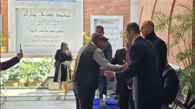 جمال وعلاء مبارك يحييان ذكرى وفاة والدهما السادسة بزيارة ضريحه في مصر الجديدة