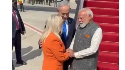 مودي يحرج سارة نتنياهو بمصافحة طويلة في مطار تل أبيب وتصادم ألوان يثير الجدل