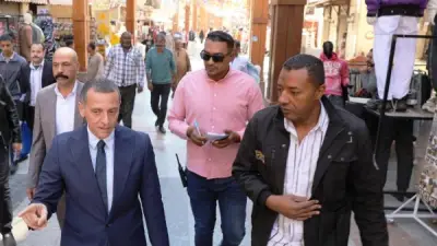 محافظ أسوان يتابع جولاته الميدانية في الأسواق ويوجه برفع الإشغالات فوراً