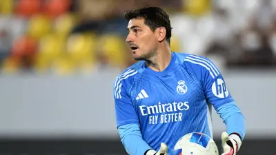 رد فعل إيكر كاسياس على سخرية بيكيه من ألفارو أربيلوا في حملة دوري الملوك