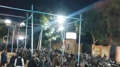 وداعًا شيخ الإذاعيين.. الآلاف يشيعون جثمان فهمي عمر في نجع حمادي وسط حزن عميق