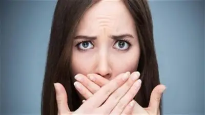 كيف تتخلص من رائحة الفم الكريهة أثناء الصيام؟ نصائح من خبير تغذية