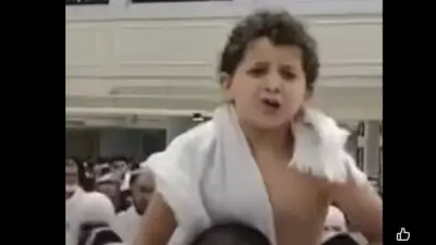 طفل مصري يقود المعتمرين في الدعاء بين الصفا والمروة ويخطف الأنظار