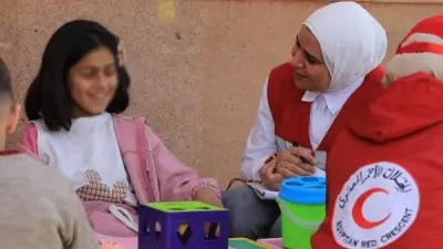 طفلة فلسطينية تجد الأمان في مصر: متطوعو الهلال الأحمر يعيدون الابتسامة إلى وجهها