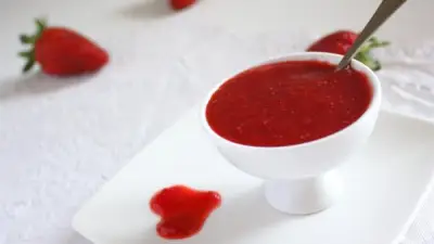طريقة تحضير صوص الفراولة البيتي لتزيين الحلويات والمشروبات