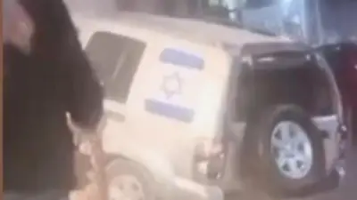 أهالي كرداسة يهاجمون سائق سيارة تحمل العلم الإسرائيلي بعد دهس مواطنين وتحطيم سيارات