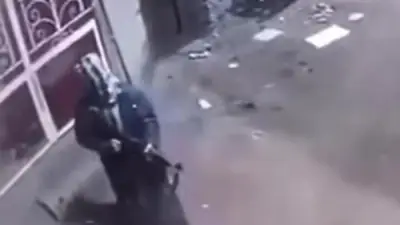 رصاص ونار بسوهاج.. شاب يطلق أعيرة نارية ويشعل سيارة قريبه انتقامًا