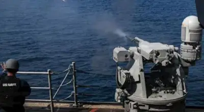 فرانك بيترسن جونيور يخضع لتدريب بالذخيرة الحية في بحر العرب