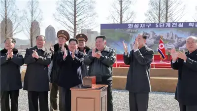 كيم جونج أون يوزع بنادق قنص متطورة على القيادات العسكرية بمناسبة المؤتمر التاسع للحزب