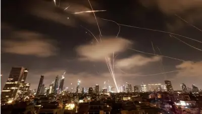 صافرات الإنذار تدوي مجددا في تل أبيب مع تصاعد الهجمات الصاروخية الإيرانية والإسرائيلية