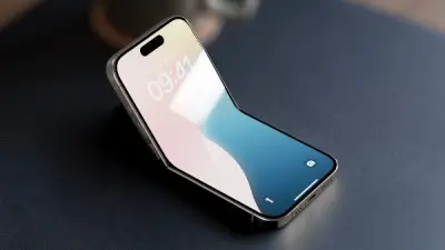 أبل تختبر نموذجًا جديدًا لآيفون قابل للطي بتصميم صدفي يشبه Galaxy Z Flip