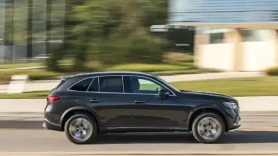 مرسيدس بنز تكشف عن GLC350e موديل 2026 الهجين القابل للشحن بتصميم عصري