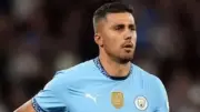 اتحاد الكرة الإنجليزي يوجه تهمة سوء السلوك لرودري لاعب مانشستر سيتي بعد انتقاداته للحكم