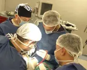 قصر العيني ينقذ شاباً تعرض لإصابة نافذة بالرأس بآلة حادة في حادث مروع